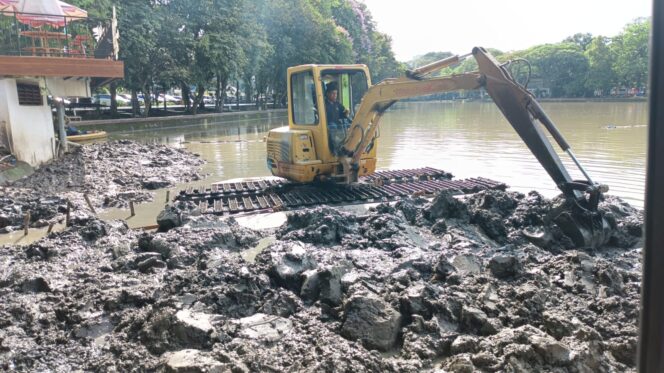 
Pemkot Palembang Kebut Normaliasi Sungai dan Kolam Retensi untuk Atasi 11 Titik Banjir Prioritas