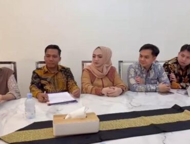 Owner Rumah Sirih Palembang, Ferizka Utami, bersama tim kuasa hukum/ist. 