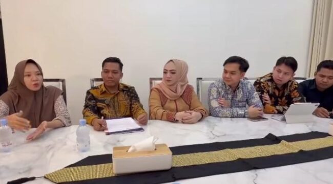 Owner Rumah Sirih Palembang, Ferizka Utami, bersama tim kuasa hukum/ist. 