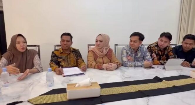 
Owner Rumah Sirih Palembang, Ferizka Utami, bersama tim kuasa hukum/ist. 