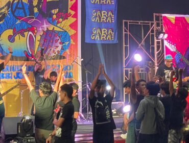 saat trio punk rock alternatif The Rang Rang akhirnya untuk pertama kalinya menginjakkan kaki di Sumatera Selatan, tepatnya di Muara Enim. Foto : Erwin/Urban Id