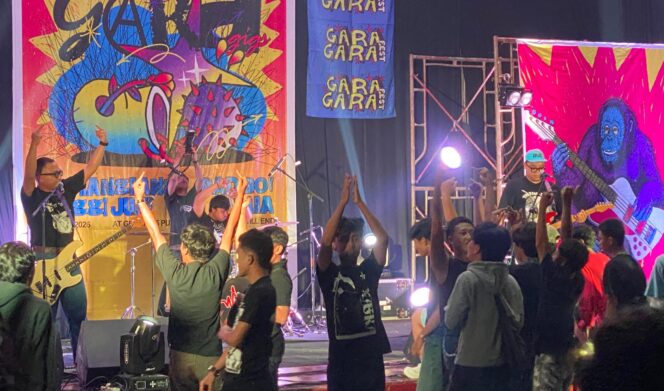 
saat trio punk rock alternatif The Rang Rang akhirnya untuk pertama kalinya menginjakkan kaki di Sumatera Selatan, tepatnya di Muara Enim. Foto : Erwin/Urban Id