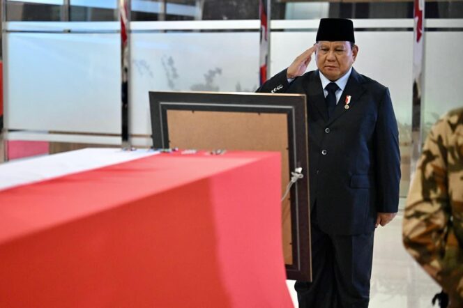 
Prabowo Beri Penghormatan Terakhir untuk Tiga Prajurit TNI yang Gugur di Misi UNIFIL Lebanon