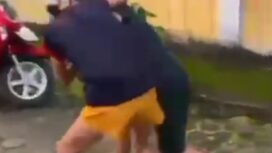 Tangkapan layar dua remaja putri di Palembang duel saling jambak rambut. Foto : Istimewa