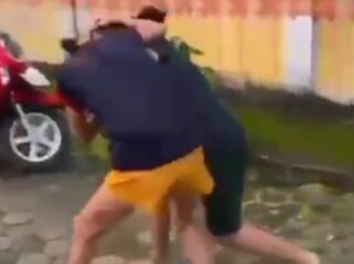 Tangkapan layar dua remaja putri di Palembang duel saling jambak rambut. Foto : Istimewa