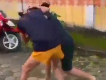 Tangkapan layar dua remaja putri di Palembang duel saling jambak rambut. Foto : Istimewa