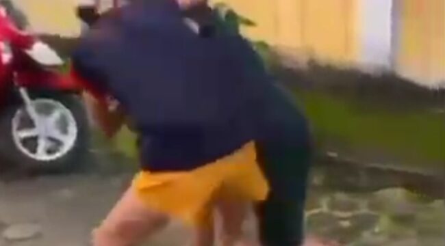 Tangkapan layar dua remaja putri di Palembang duel saling jambak rambut. Foto : Istimewa