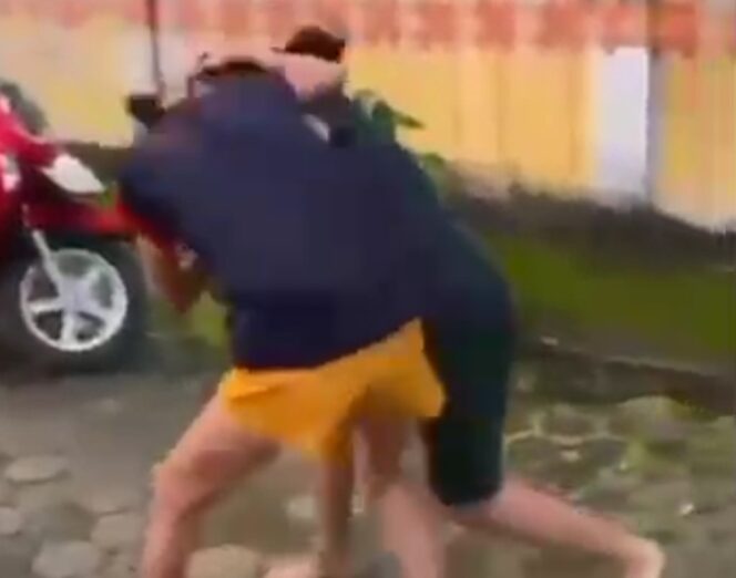 
Tangkapan layar dua remaja putri di Palembang duel saling jambak rambut. Foto : Istimewa