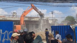 Suasana enam unit rumah toko (ruko) di Jalan Demang Lebar Daun, Kecamatan Ilir Barat I, akhirnya dibongkar paksa oleh petugas Satuan Polisi Pamong Praja (Satpol PP), Rabu (1/4/2026). Foto : Istimewa