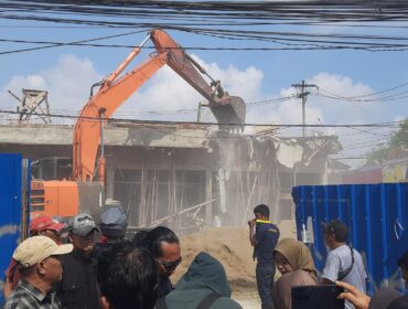 Suasana enam unit rumah toko (ruko) di Jalan Demang Lebar Daun, Kecamatan Ilir Barat I, akhirnya dibongkar paksa oleh petugas Satuan Polisi Pamong Praja (Satpol PP), Rabu (1/4/2026). Foto : Istimewa