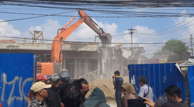 Suasana enam unit rumah toko (ruko) di Jalan Demang Lebar Daun, Kecamatan Ilir Barat I, akhirnya dibongkar paksa oleh petugas Satuan Polisi Pamong Praja (Satpol PP), Rabu (1/4/2026). Foto : Istimewa