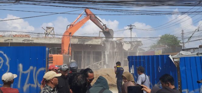
Suasana enam unit rumah toko (ruko) di Jalan Demang Lebar Daun, Kecamatan Ilir Barat I, akhirnya dibongkar paksa oleh petugas Satuan Polisi Pamong Praja (Satpol PP), Rabu (1/4/2026). Foto : Istimewa