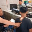 Remaja berinsial DT saat menunjukkan bekas penusukan oleh terlapor M usai melaporkan kejadi ke SPKT Polrestabes Palembang. Foto : Istimewa