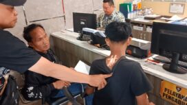 Remaja berinsial DT saat menunjukkan bekas penusukan oleh terlapor M usai melaporkan kejadi ke SPKT Polrestabes Palembang. Foto : Istimewa