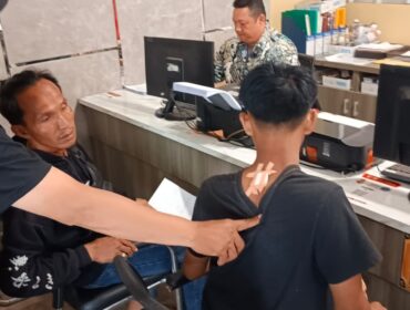 Remaja berinsial DT saat menunjukkan bekas penusukan oleh terlapor M usai melaporkan kejadi ke SPKT Polrestabes Palembang. Foto : Istimewa