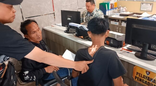 Remaja berinsial DT saat menunjukkan bekas penusukan oleh terlapor M usai melaporkan kejadi ke SPKT Polrestabes Palembang. Foto : Istimewa