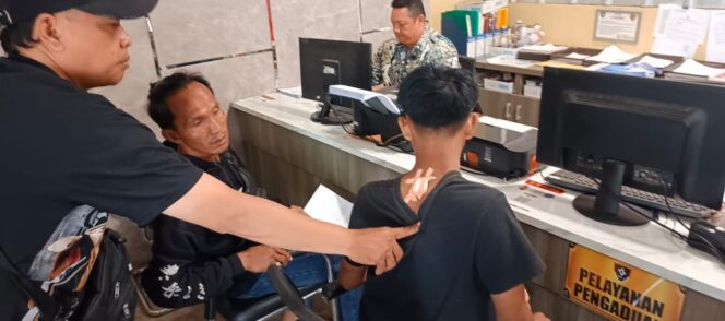 
Remaja berinsial DT saat menunjukkan bekas penusukan oleh terlapor M usai melaporkan kejadi ke SPKT Polrestabes Palembang. Foto : Istimewa