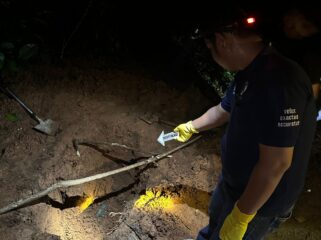Polisi saat berada di lokasi penemuan jenazah. Foto : Dok Polda Sumsel