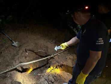 Polisi saat berada di lokasi penemuan jenazah. Foto : Dok Polda Sumsel