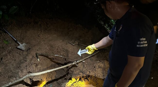 Polisi saat berada di lokasi penemuan jenazah. Foto : Dok Polda Sumsel