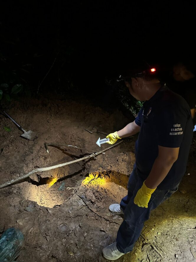 
Polisi saat berada di lokasi penemuan jenazah. Foto : Dok Polda Sumsel