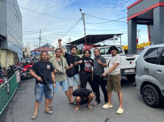 Polisi saat mengamankan pelaku. Foto : Polda Sumsel