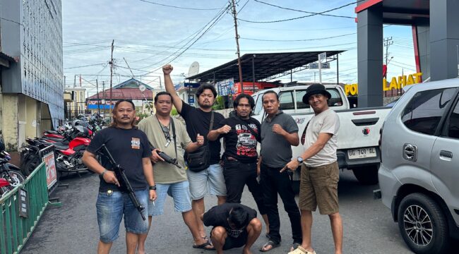 Polisi saat mengamankan pelaku. Foto : Polda Sumsel