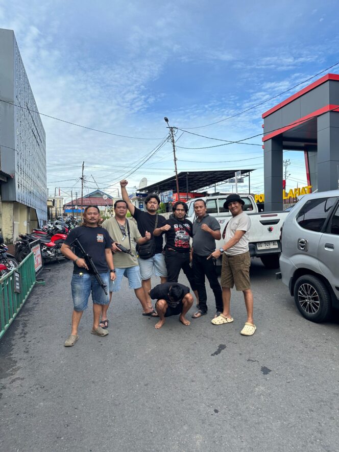
Polisi saat mengamankan pelaku. Foto : Polda Sumsel