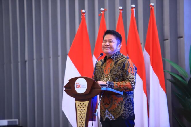 
Gubernur Sumsel Herman Deru saat menghadiri Rapat Persiapan Pelatihan AI untuk UMKM yang digelar di Kantor OJK Provinsi Sumsel, Rabu (8/4/2026) . Foto : Humas Pemprov Sumsel