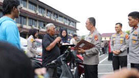 Kapolda Sumsel, Sandi Nugroho saat berinteraksi dengan warga yang akan mengambil kendaraanya di Mapolda Sumsel. Foto : Polda Sumsel