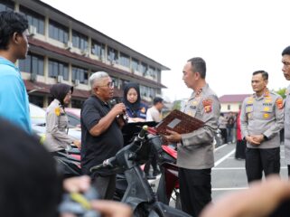 Kapolda Sumsel, Sandi Nugroho saat berinteraksi dengan warga yang akan mengambil kendaraanya di Mapolda Sumsel. Foto : Polda Sumsel