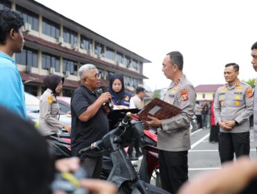 Kapolda Sumsel, Sandi Nugroho saat berinteraksi dengan warga yang akan mengambil kendaraanya di Mapolda Sumsel. Foto : Polda Sumsel