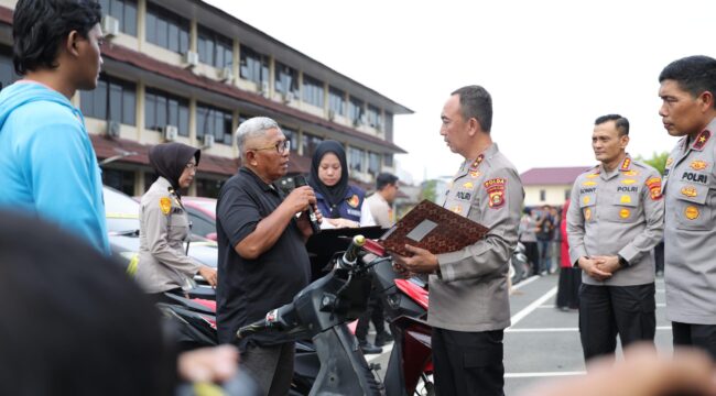 Kapolda Sumsel, Sandi Nugroho saat berinteraksi dengan warga yang akan mengambil kendaraanya di Mapolda Sumsel. Foto : Polda Sumsel