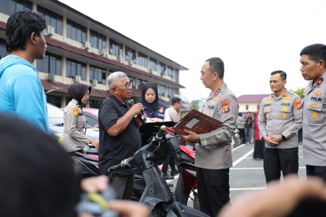 
Kapolda Sumsel, Sandi Nugroho saat berinteraksi dengan warga yang akan mengambil kendaraanya di Mapolda Sumsel. Foto : Polda Sumsel