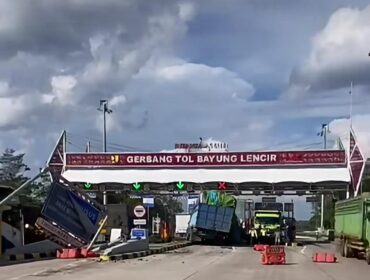 Suasana truk Fuso bermuatan pipa paralon menghantam fasilitas pintu tol Bayung Lencir setelah diduga mengalami rem blong. Foto : Istimewa