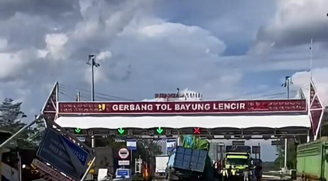 Suasana truk Fuso bermuatan pipa paralon menghantam fasilitas pintu tol Bayung Lencir setelah diduga mengalami rem blong. Foto : Istimewa