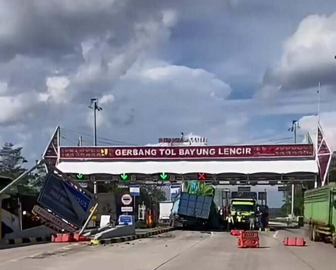 
Suasana truk Fuso bermuatan pipa paralon menghantam fasilitas pintu tol Bayung Lencir setelah diduga mengalami rem blong. Foto : Istimewa