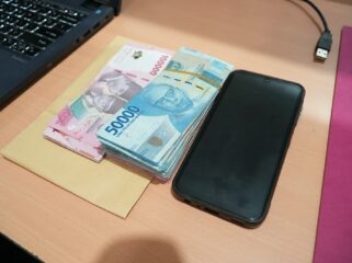 Uang yang disita Kejati Sumsel saat menggeledah Kantor Kesyahbandaran dan Otoritas Pelabuhan (KSOP) Klas I Palembang. Foto : Dok Kejati Sumsel