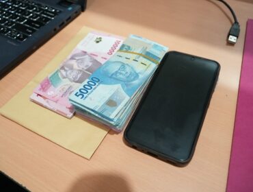 Uang yang disita Kejati Sumsel saat menggeledah Kantor Kesyahbandaran dan Otoritas Pelabuhan (KSOP) Klas I Palembang. Foto : Dok Kejati Sumsel