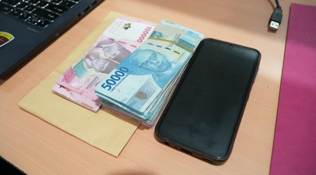 Uang yang disita Kejati Sumsel saat menggeledah Kantor Kesyahbandaran dan Otoritas Pelabuhan (KSOP) Klas I Palembang. Foto : Dok Kejati Sumsel