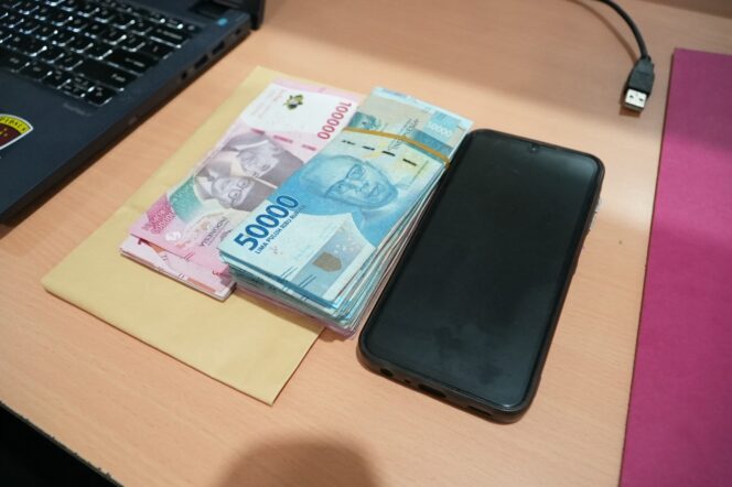 
Uang yang disita Kejati Sumsel saat menggeledah Kantor Kesyahbandaran dan Otoritas Pelabuhan (KSOP) Klas I Palembang. Foto : Dok Kejati Sumsel