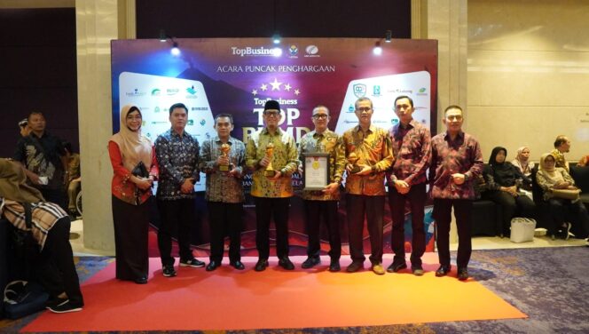 
Ukir Prestasi Tingkat Nasional, Bupati OKU dan BPR Baturaja Bawa Pulang 3 Trofi TOP BUMD 2026