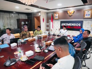 Bupati OKU Teddy saat berada di ruangan bersama Mensos Saifullah Yusuf membahas Sekolah Rakyat. Foto : Istimewa