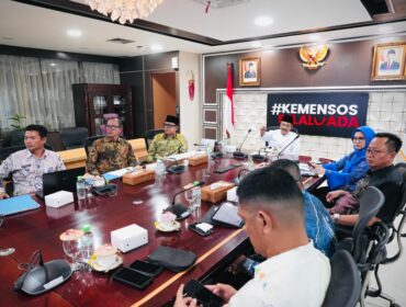 Bupati OKU Teddy saat berada di ruangan bersama Mensos Saifullah Yusuf membahas Sekolah Rakyat. Foto : Istimewa