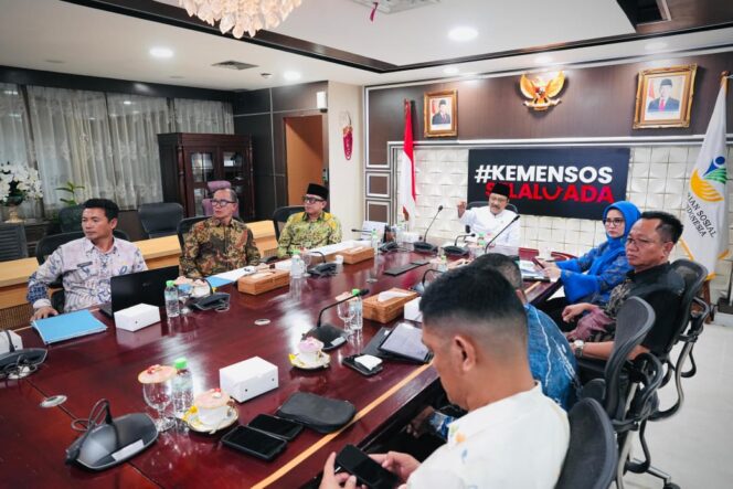 
Bupati OKU Teddy saat berada di ruangan bersama Mensos Saifullah Yusuf membahas Sekolah Rakyat. Foto : Istimewa