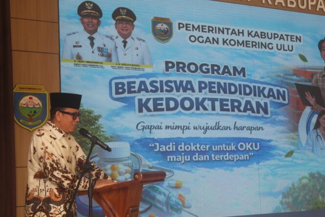 
Bupati OKU Teddy Meilwansyah saat sosialisasi program beasiswa kedokteran. Foto : Kominfo OKU