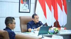 Sekda Sumsel, Edward Chandra saat memimpin rapat evaluasi pelaksanaan Work From Home (WFH) dan Work From Anywhere (WFA) di lingkungan Pemerintah Provinsi Sumsel. Kegiatan tersebut digelar di Ruang Rapat Bina Praja. Foto : Humas Pemprov Sumsel
