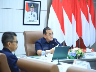 Sekda Sumsel, Edward Chandra saat memimpin rapat evaluasi pelaksanaan Work From Home (WFH) dan Work From Anywhere (WFA) di lingkungan Pemerintah Provinsi Sumsel. Kegiatan tersebut digelar di Ruang Rapat Bina Praja. Foto : Humas Pemprov Sumsel
