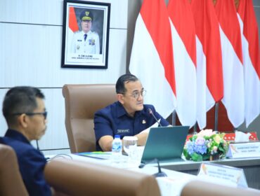 Sekda Sumsel, Edward Chandra saat memimpin rapat evaluasi pelaksanaan Work From Home (WFH) dan Work From Anywhere (WFA) di lingkungan Pemerintah Provinsi Sumsel. Kegiatan tersebut digelar di Ruang Rapat Bina Praja. Foto : Humas Pemprov Sumsel
