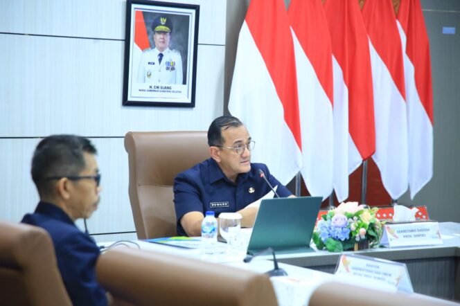 
Sekda Sumsel, Edward Chandra saat memimpin rapat evaluasi pelaksanaan Work From Home (WFH) dan Work From Anywhere (WFA) di lingkungan Pemerintah Provinsi Sumsel. Kegiatan tersebut digelar di Ruang Rapat Bina Praja. Foto : Humas Pemprov Sumsel
